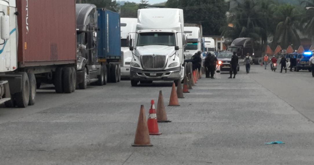 Sindicalistas quitan bloqueo en ingreso de transporte a Empornac luego de exigir una serie de peticiones