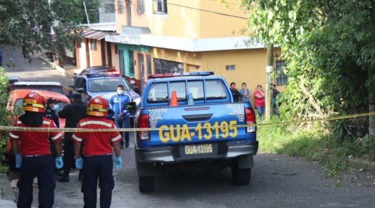 Lugar donde murió baleada una mujer en Santa Rosita, en la zona 16 de la capital. (Foto Prensa Libre: Bomberos Municipales)