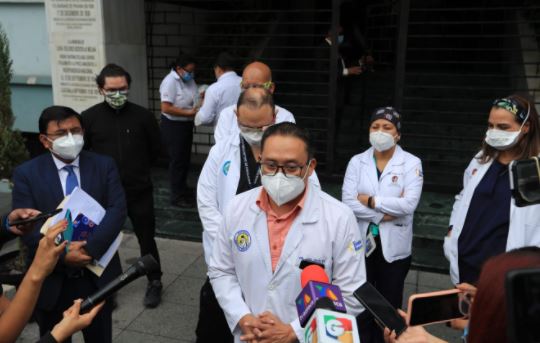 Médicos del Hospital Roosevelt informan de la situación que atraviesan por la pandemia. (Foto Prensa Libre: Byron García) 
