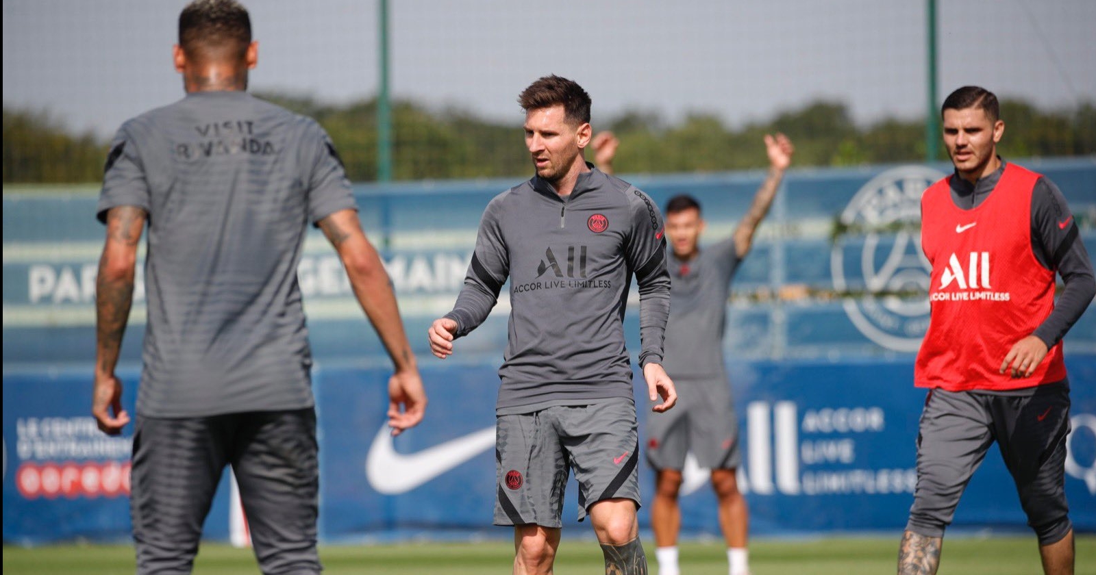 Leo Messi durante la práctica de este lunes con el París Saint-Germain, antes de afrontar la Champions League. (Foto Prensa Libre: Twitter PSG)