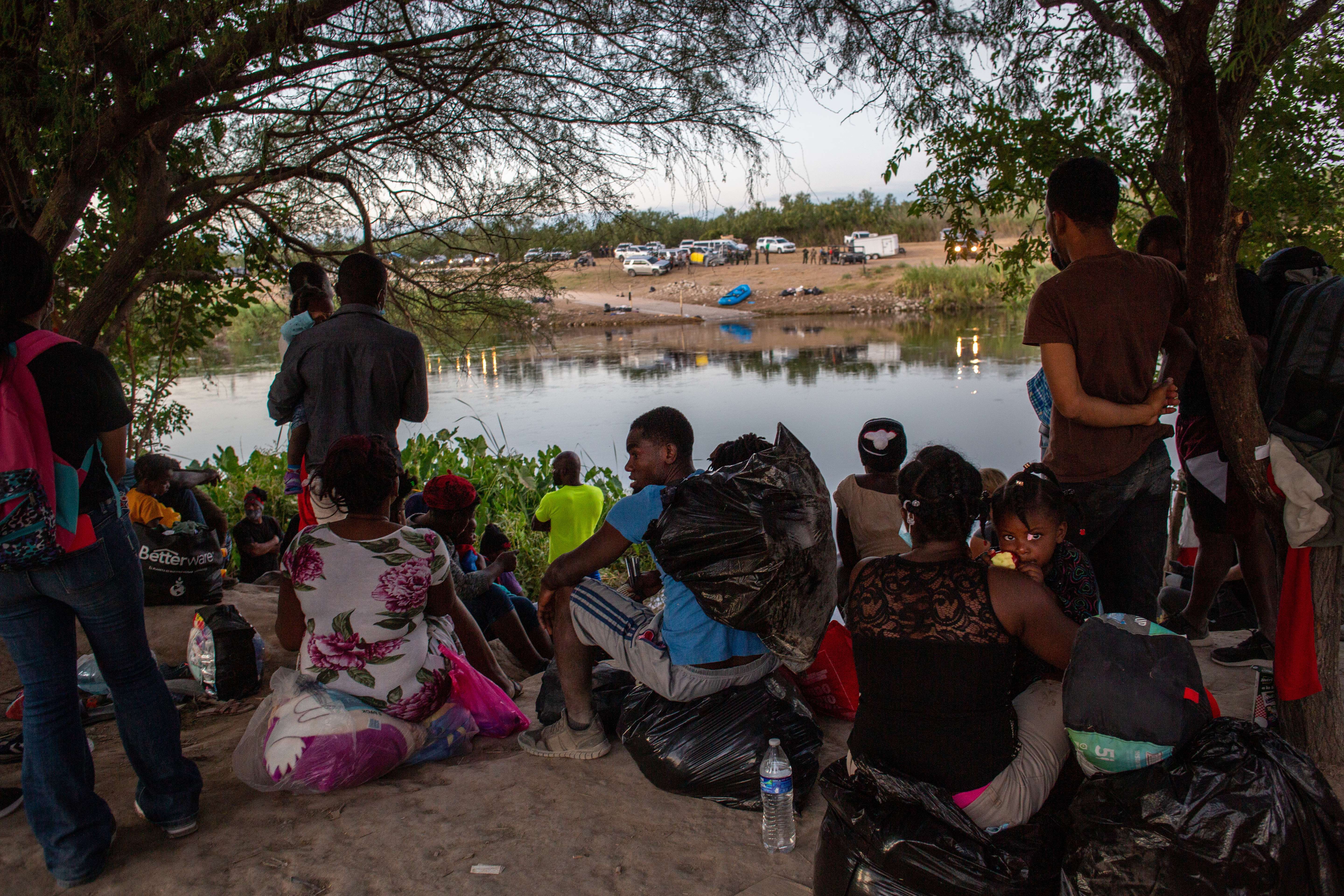 Migrantes haitianos esperan para cruzar el Río Grande en Del Rio, Texas.  (Foto Prensa Libre: AFP)