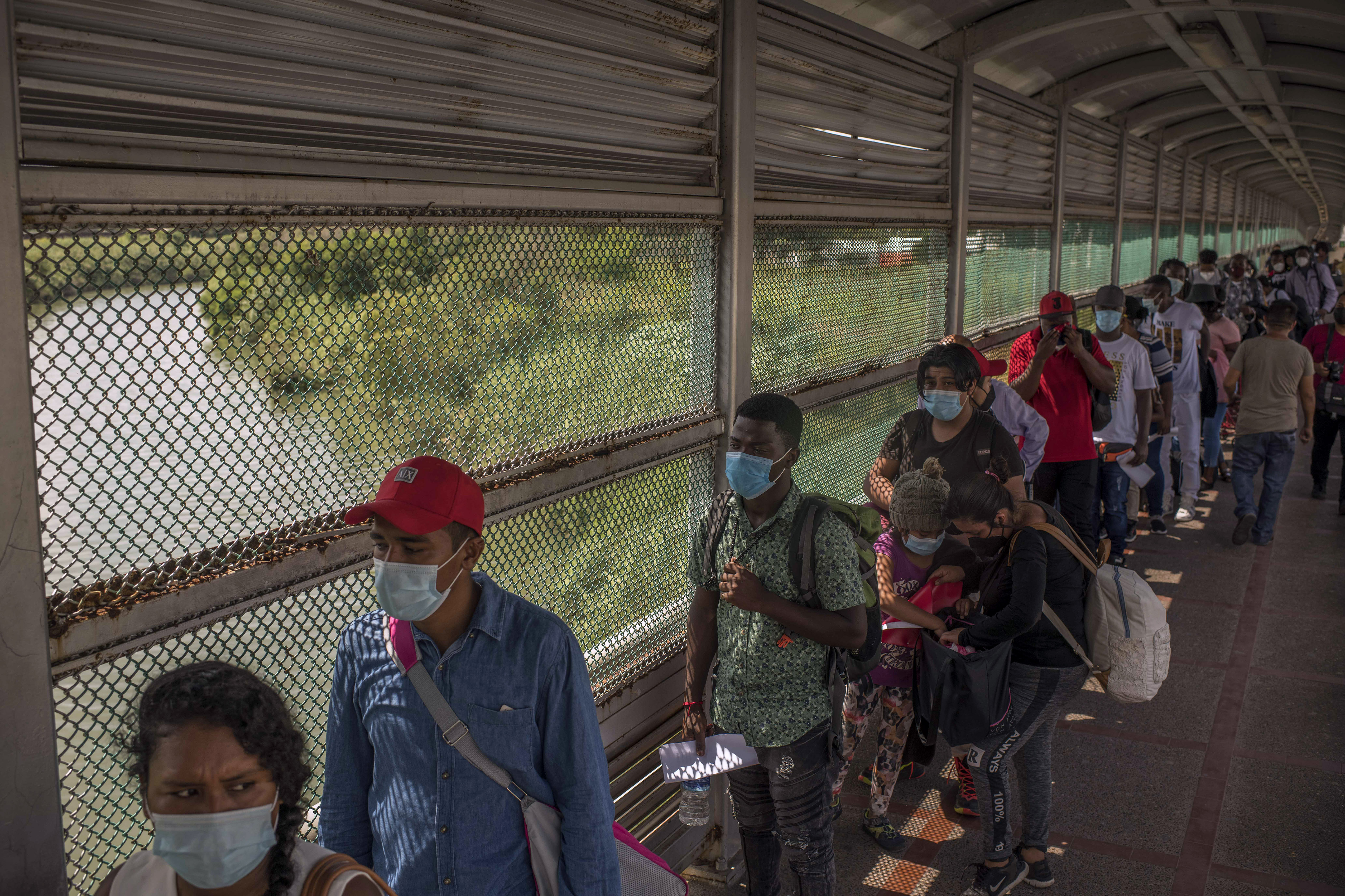 Personas que migran, en su mayoría desde Centroamérica y Haití, esperan en el Puente Internacional en Matamoros, México, para ingresar a Estados Unidos para solicitar asilo en agosto de este año. (Foto Prensa Libre: Daniele Volpe/New York Times)