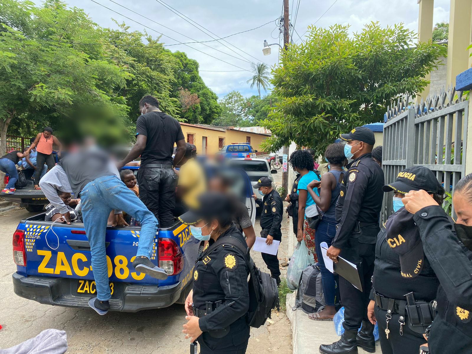 Agentes de la PNC trasladan a 75 migrantes caribeños interceptados en Zacapa. (Foto Prensa Libre: PNC)