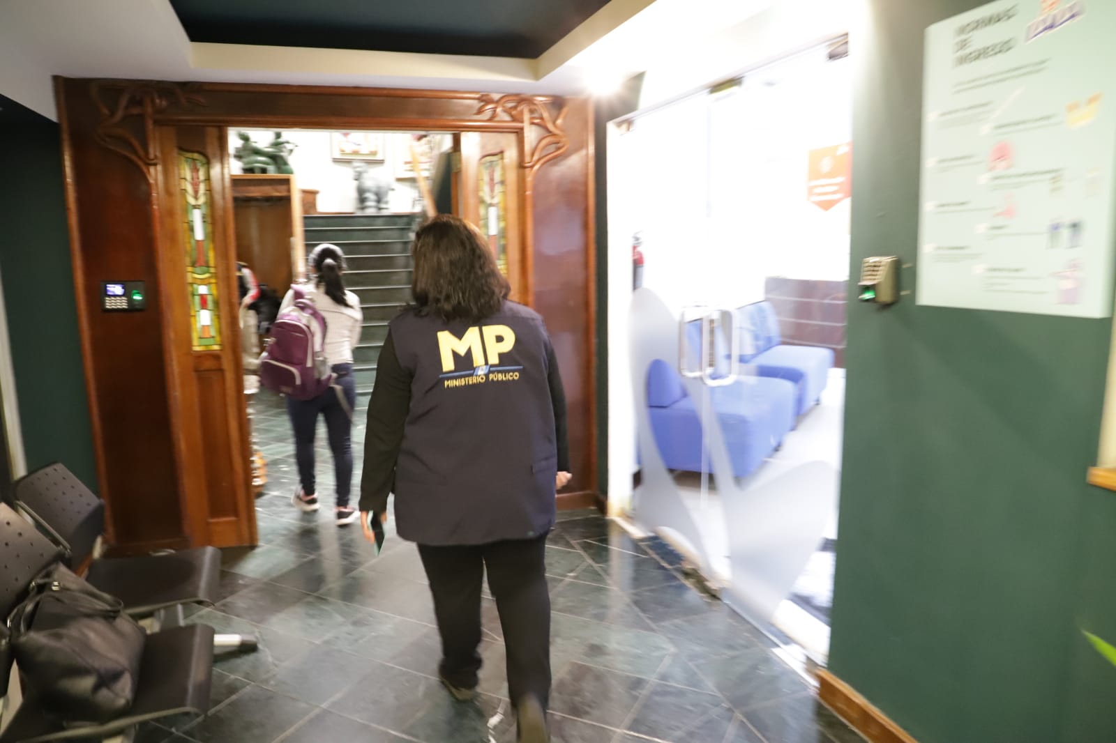 Fiscales del MP efectúan allanamientos en un caso de lavado de dinero. (Foto Prensa Libre: MP)




