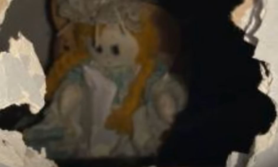 Se mudó a una casa, rompió la pared y halló una muñeca junto a este aterrador mensaje