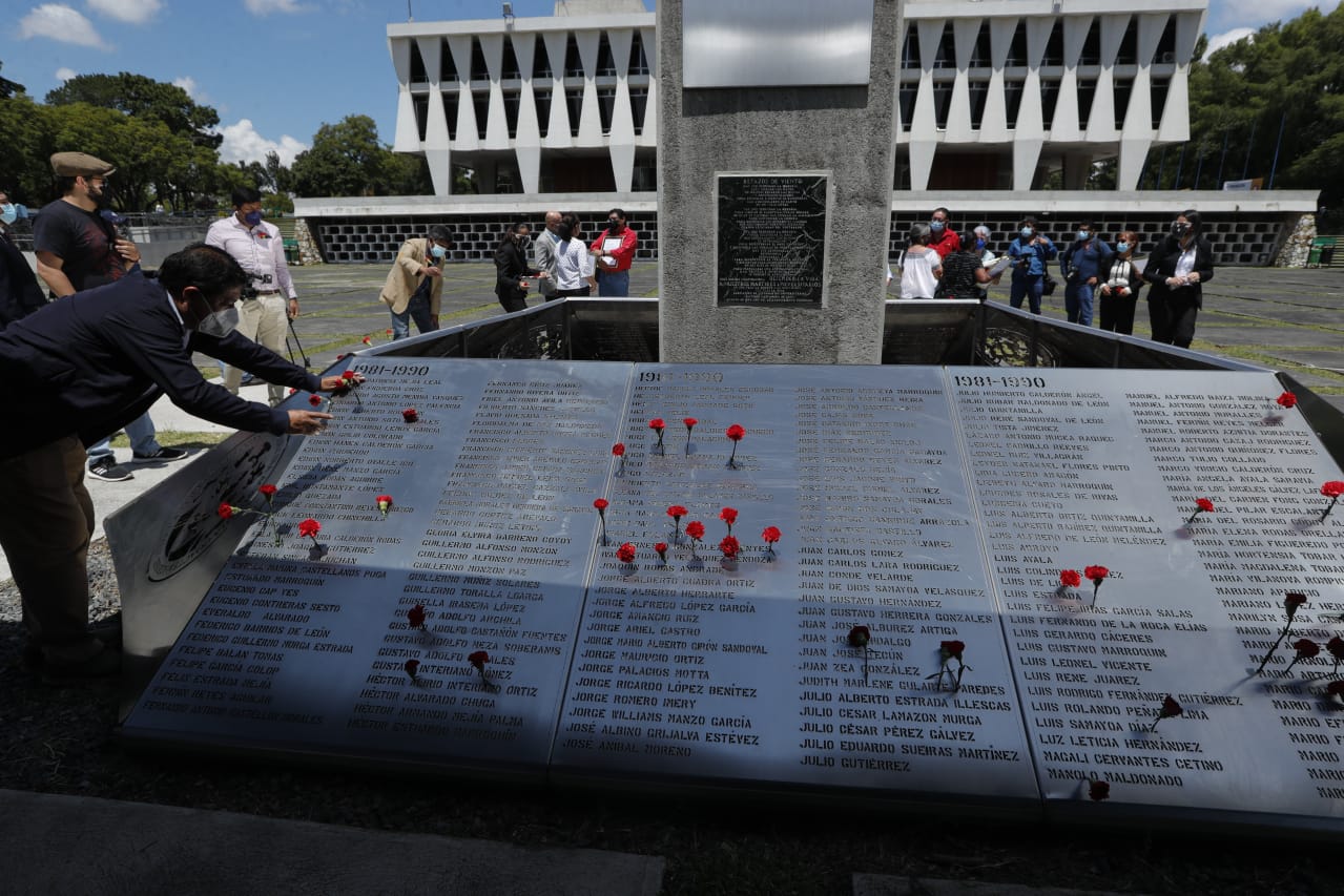 Conmemoración en la Plaza de los Mártires, de la Usac. (Foto Prensa Libre: Esbin García)