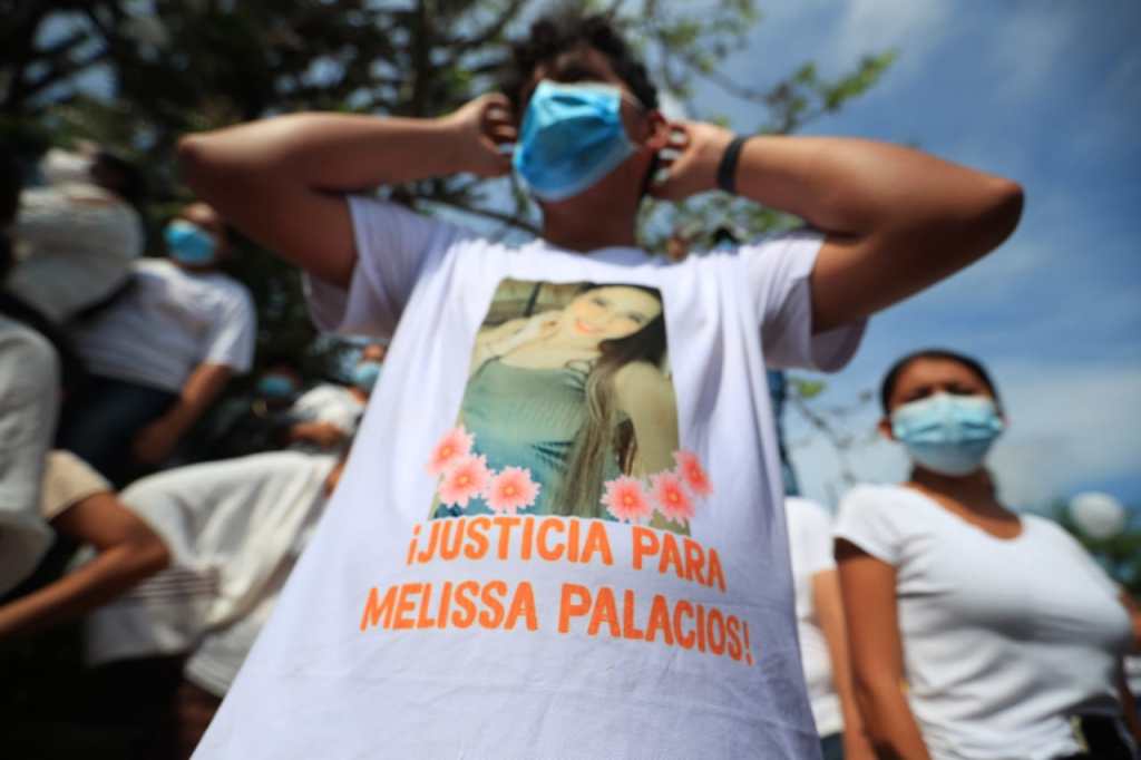 Amigos y familiares de Melissa Palacios exigieron a las autoridades dar con los responsables de la muerte de la joven. (Foto HemerotecaPL)