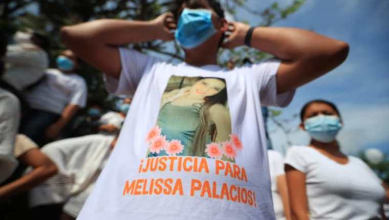 Amigos y familiares de Melissa Palacios exigieron a las autoridades dar con los responsables de la muerte de la joven. (Foto HemerotecaPL)