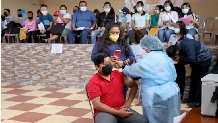 Personal de Salud vacuna a menores de 12 a 17 años en Huehuetenango. (Foto Prensa Libre: Mike Castillo)
