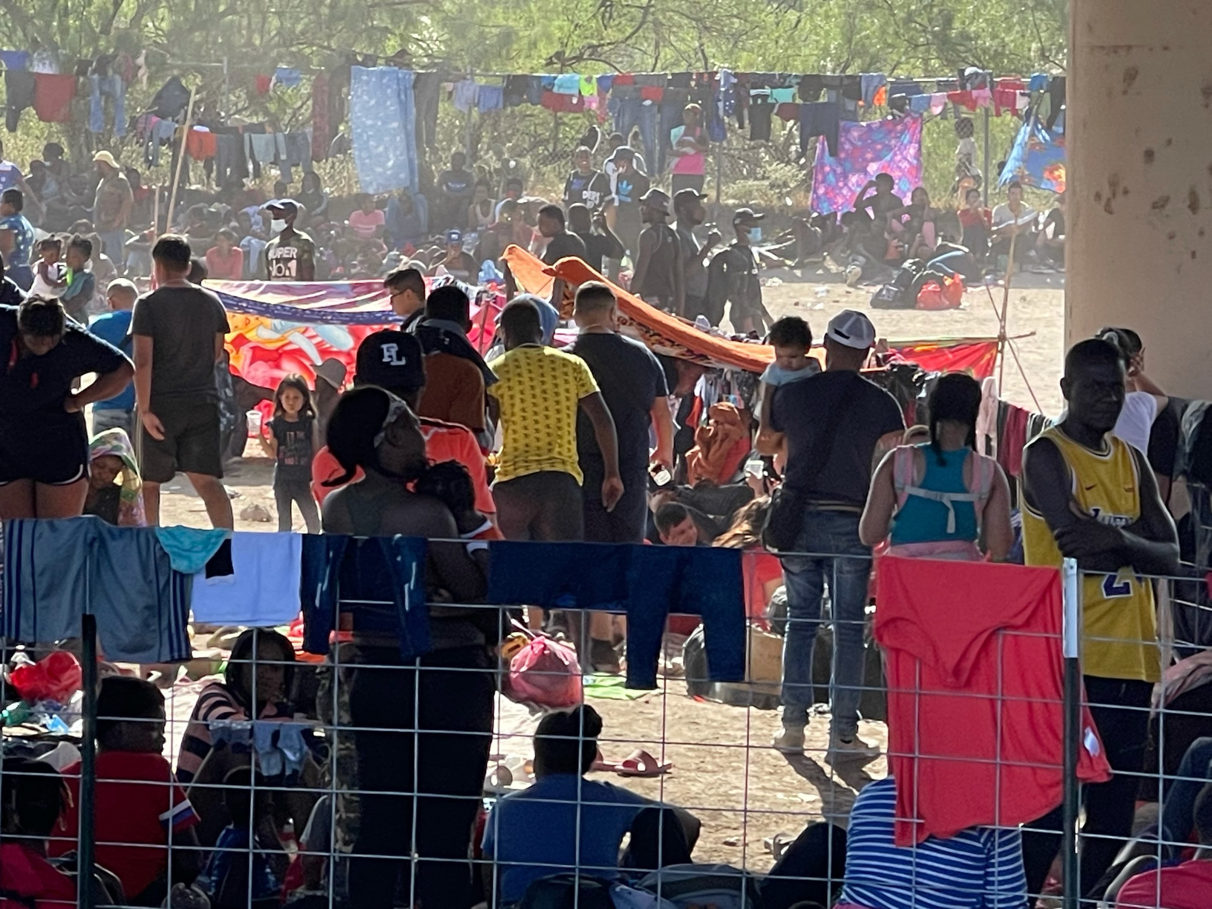 Cientos de indocumentados permanecían en el campamento de migrantes debajo del Puente Internacional en Del Río, Texas. (Foto Prensa Libre: EFE)