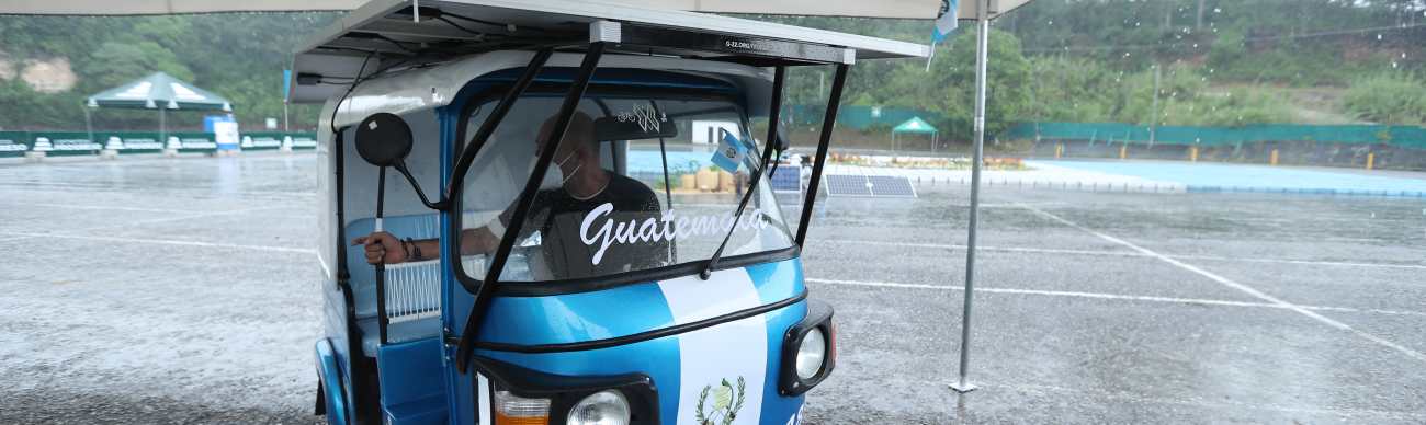 El primer tuk tuk solar-eléctrico guatemalteco ya está en funcionamiento y fue lanzado hoy, de manera virtual, mediante un video en el que se observa una gigantesca bandera nacional. (Foto Prensa Libre, María José Bonilla)