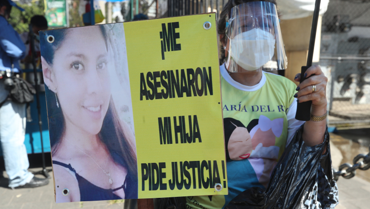 Protesta a fuera del juzgado de feticidio a favor de Luz Mara del Roco Lpez Morales quien fue asesinada y dejada en un tragante en la zona 2, la audiencia de apertura a juicio contra Jorge Rafael Zea, el MP lo seala de ser el presunto femicida de Luz Maria. Fotografa. Erick Avila: 16/09/2021