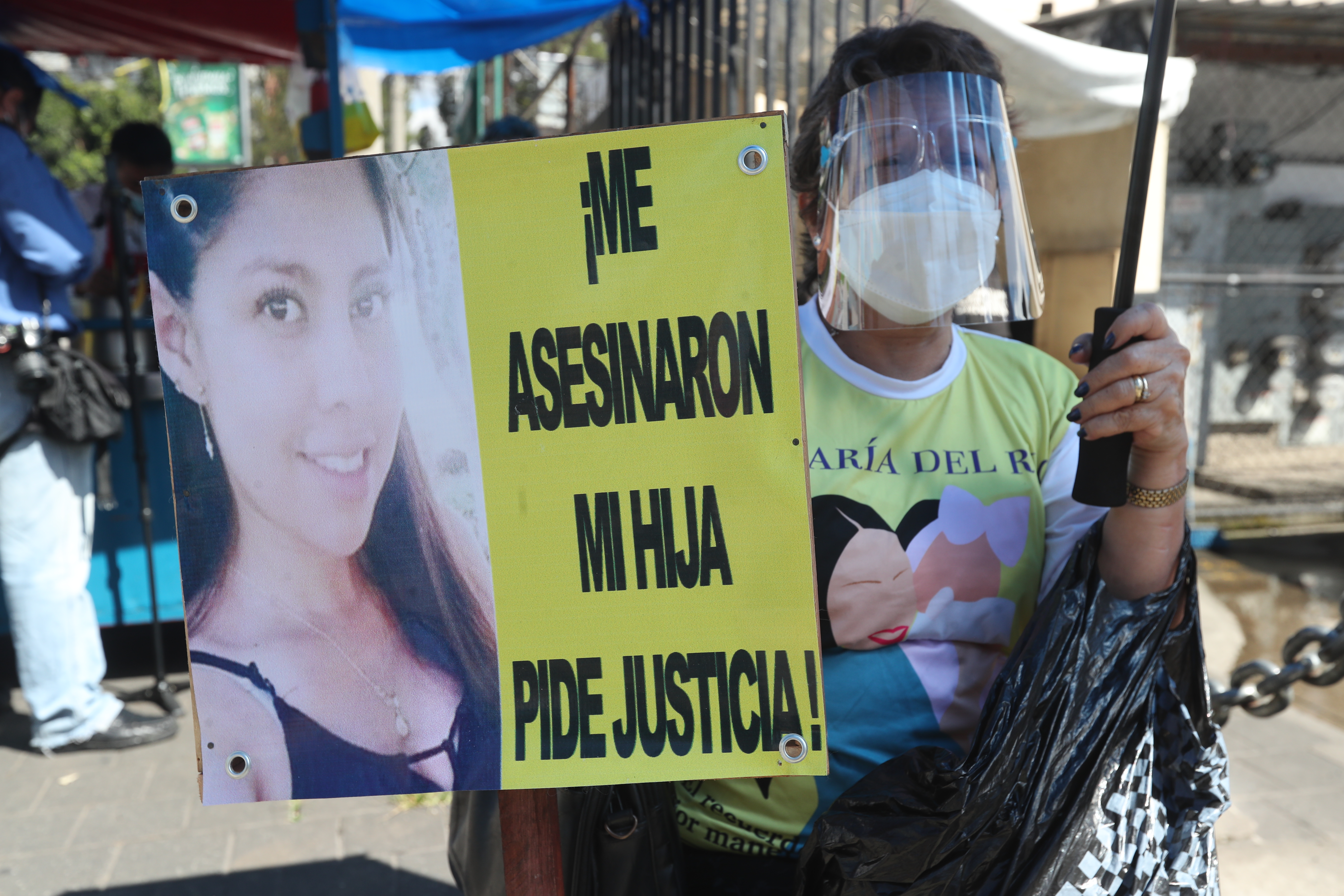 Protesta a fuera del juzgado de femicidio a favor de  Luz María del Rocío López Morales quien fue asesinada y dejada en un tragante en la zona 2. (Foto Prensa Libre: Erick Ávila)
