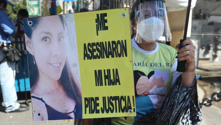 Protesta a fuera del juzgado de femicidio a favor de  Luz María del Rocío López Morales quien fue asesinada y dejada en un tragante en la zona 2. (Foto Prensa Libre: Erick Ávila)
