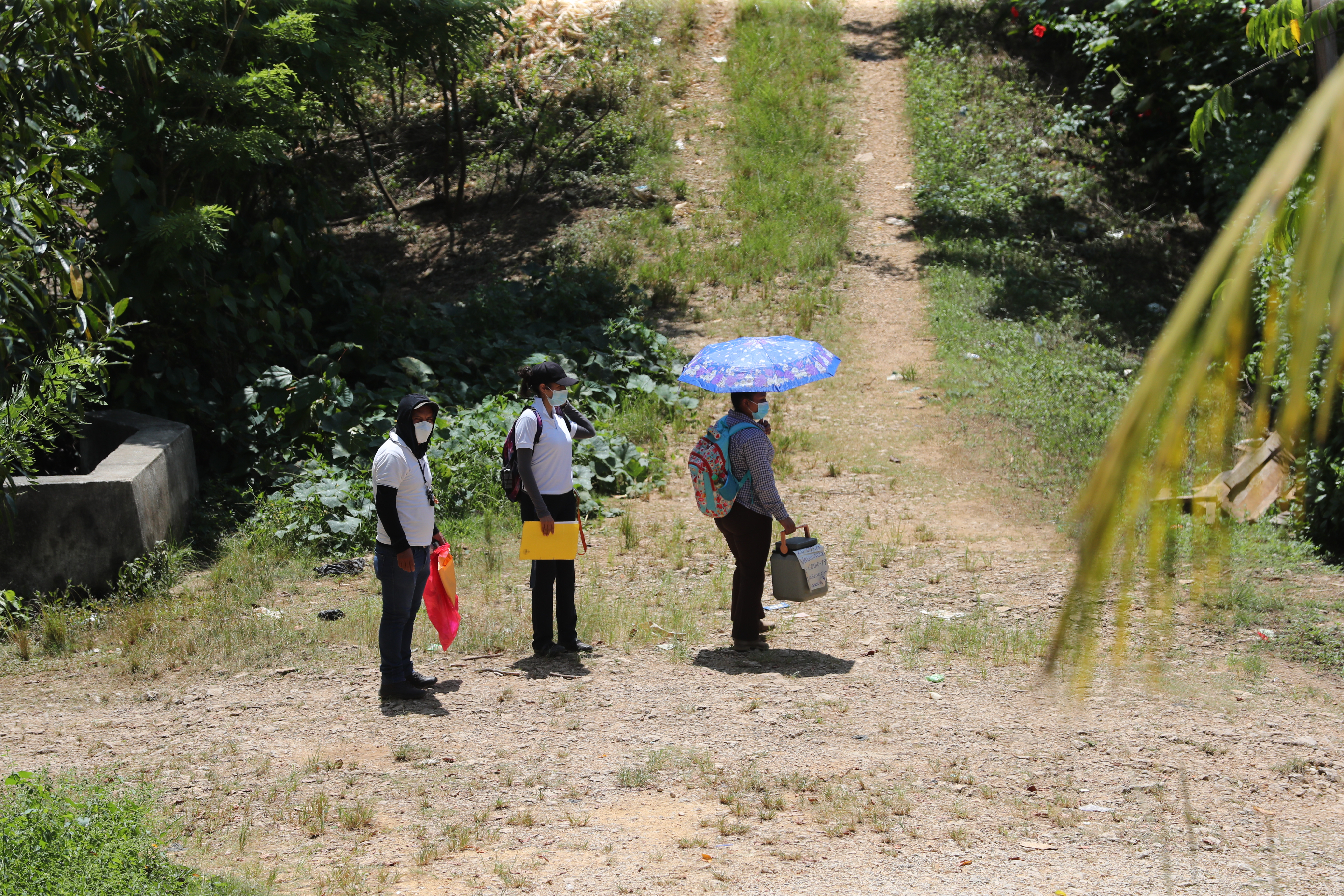 Trabajadores del Ministerio de Salud recorren varias cuadras en casa en casa para pedirles a las personas que se vacunen contra el Covid 19 esto en aldea Canaan del el municipio de Chisec ​ Alta Verapaz las personas se niegan a utilizar mascarillas y dicen que la vacuna contra el COVID 19 es mala ya se vacunan y se mueren por eso no quieren ser vacunados.. Fotografía. Erick Avila: 2109/2021