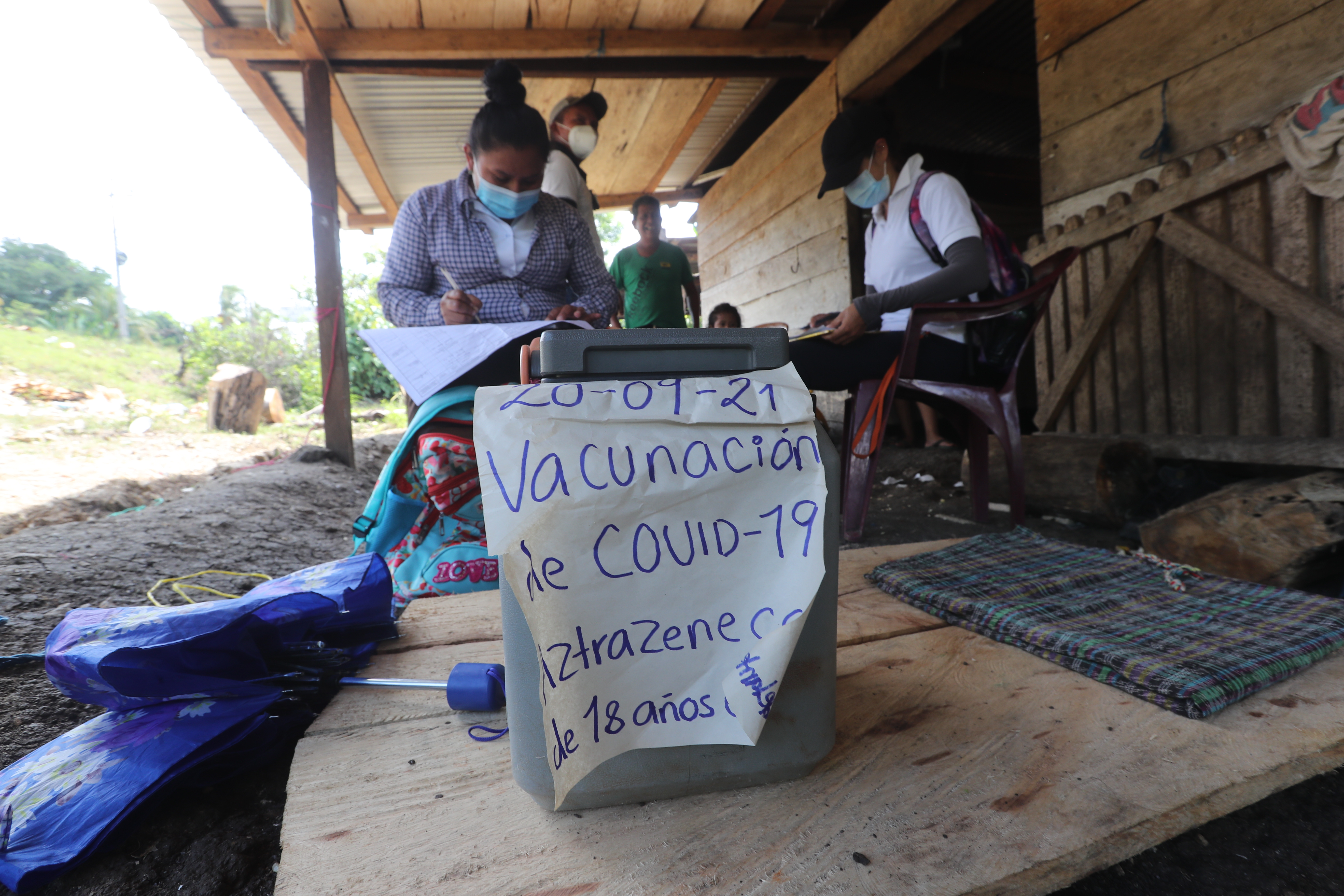 Trabajadores del Ministerio de Salud recorren varias cuadras en casa en casa para pedirles a las personas que se vacunen contra el Covid 19 esto en aldea Canaan del municipio de Chisec ​ Alta Verapaz. (Foto Prensa Libre: Erick Ávila)