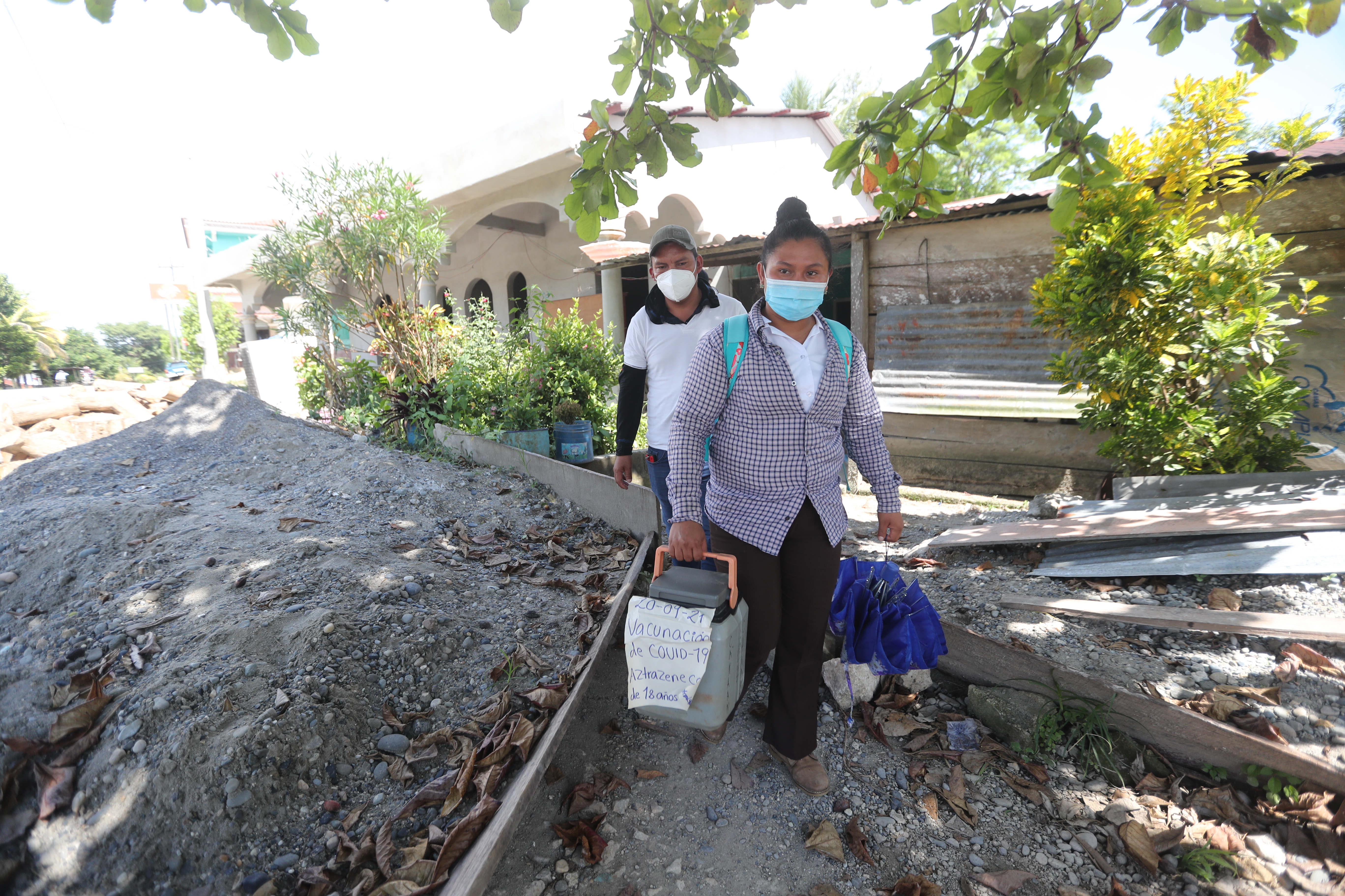 Trabajadores del Ministerio de Salud recorren varias cuadras en casa en casa para pedirles a las personas que se vacunen contra el Covid 19 esto en aldea Canaan del el municipio de Chisec ​ Alta Verapaz las personas se niegan a utilizar mascarillas y dicen que la vacuna contra el COVID 19 es mala ya se vacunan y se mueren por eso no quieren ser vacunados.. Fotografía. Erick Avila: 2109/2021