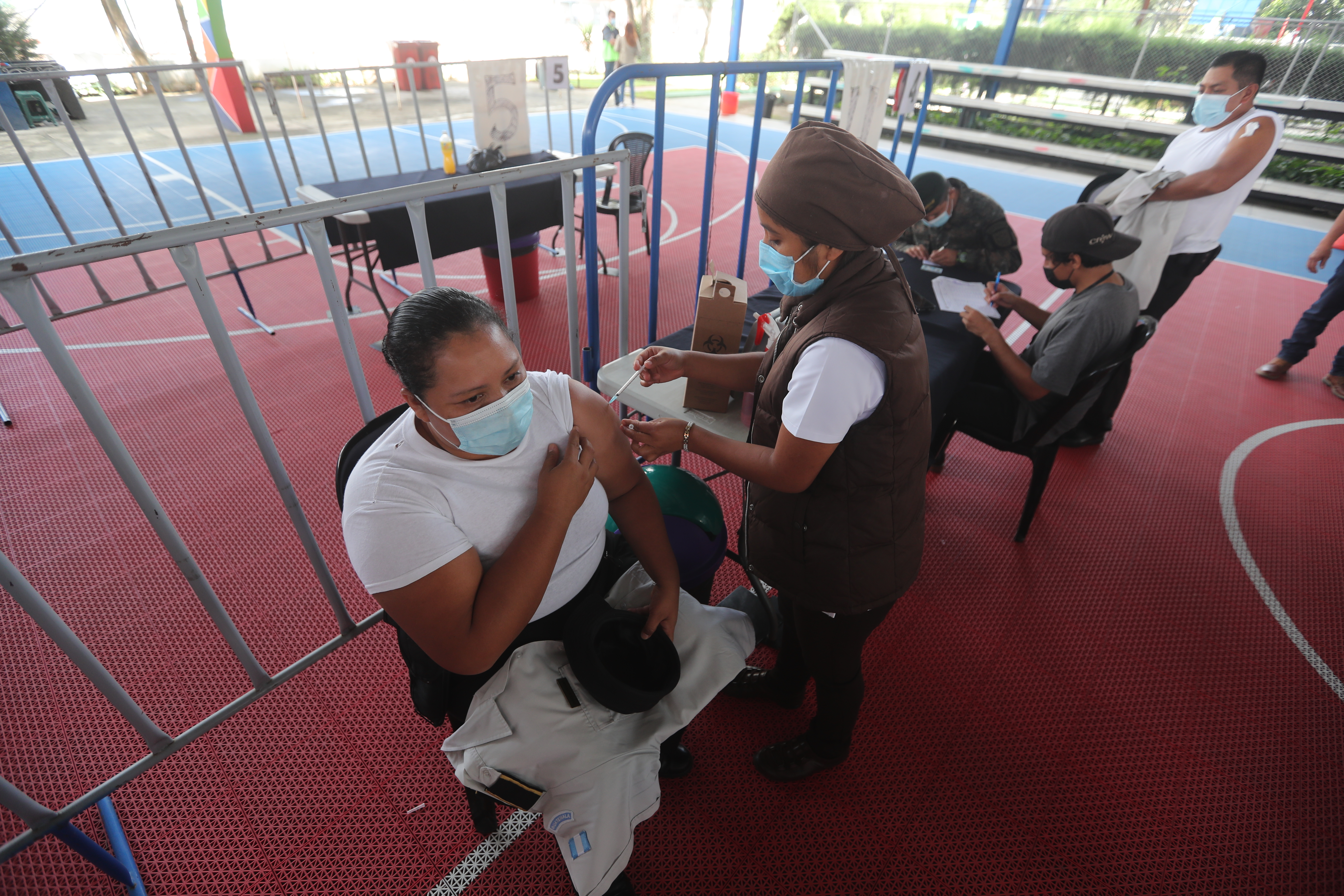 A pesar de que se avanza en la vacunación en Guatemala expertos dicen que no hay inteligencia epidemiológica para detectar en tiempo real la interacción del virus. (Foto Prensa Libre: Hemeroteca) 