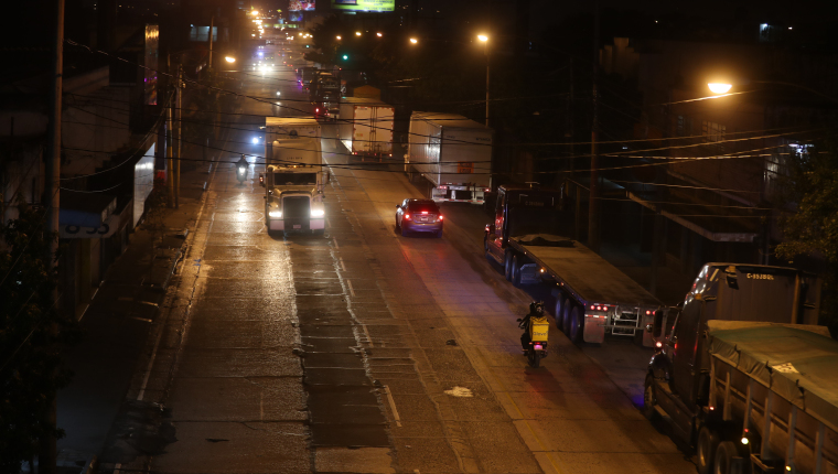 TOQUE DE QUEDA, SEPTIEMBRE. Hoy, 4 de septiembre un nuevo Toque de Queda inicia en el pas. Mientras los diputados discuten si reformar, aprobar o importar el Estado de Calamidad dictado por el Ejecutivo, los guatemaltecos corren an luego de las 20:00 horas para llegar a sus viviendas. En la imagen, trfico an pasadas las 20:00 sobre la Calle Mart. Juan Diego Gonzlez. 040921