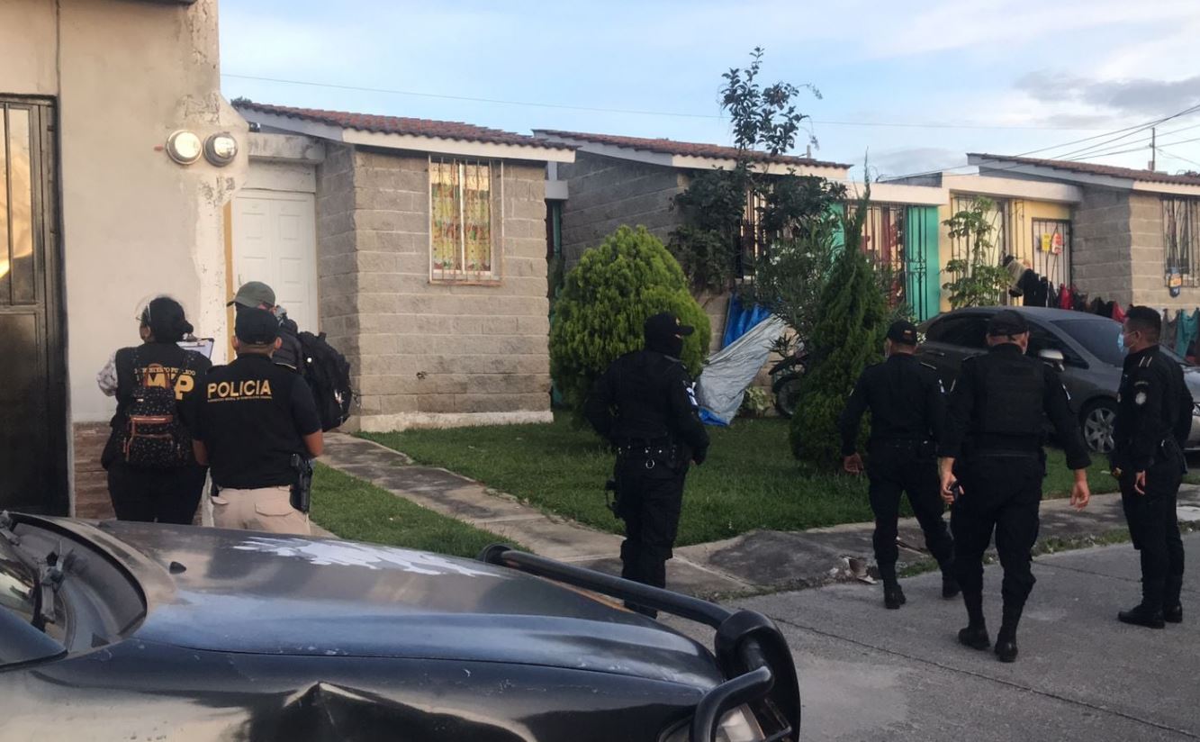 Uno de los operativos de las autoridades contra estructuras criminales de tráfico de personas. (Foto Prensa Libre: PNC)