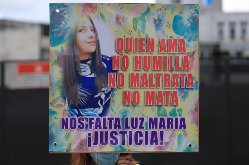 Una de las pancartas en las que personas exigieron justicia para Luz María frente al Centro de Justicia en la zona 10 de la capital.  (Foto Prensa Libre: Byron García) 