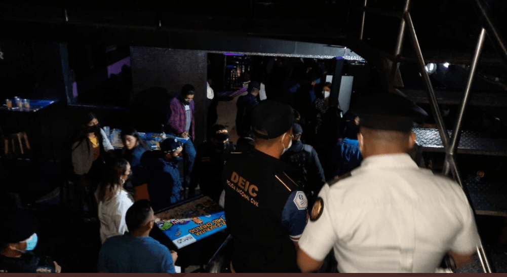 PNC captura (en segunda noche consecutiva) a otras 107 personas por violar las medidas sanitarias en Guatemala
