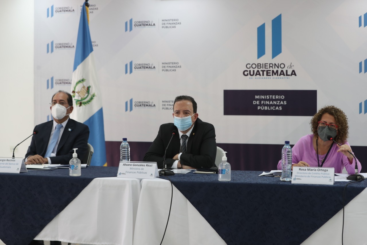 Sergio Recinos, presidente del Banguat y Álvaro González Ricci, ministro de Finanzas, informaron sobre la colocación de eurobonos. (Foto Prensa Libre: Maria José Bonilla) 