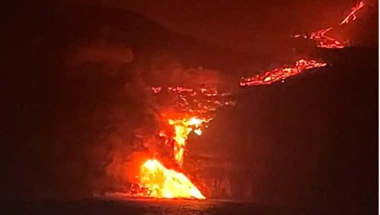La colada de lava que emerge de la erupción volcánica de La Palma ha llegado esta noche al mar. (Foto Prensa Libre EFE)