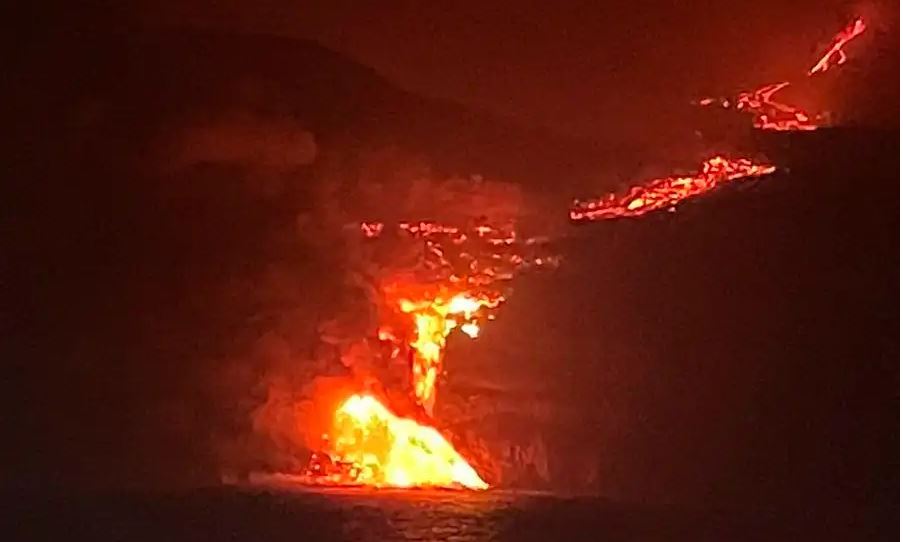 En imágenes: las espectaculares escenas de la lava del volcán de La Palma llegando al mar
