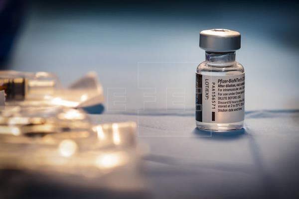 La vacuna contra el coronavirus para niños, desarrollada por Pfizer, estaría lista en octubre de 2021. (Foto Prensa Libre: EFE)
