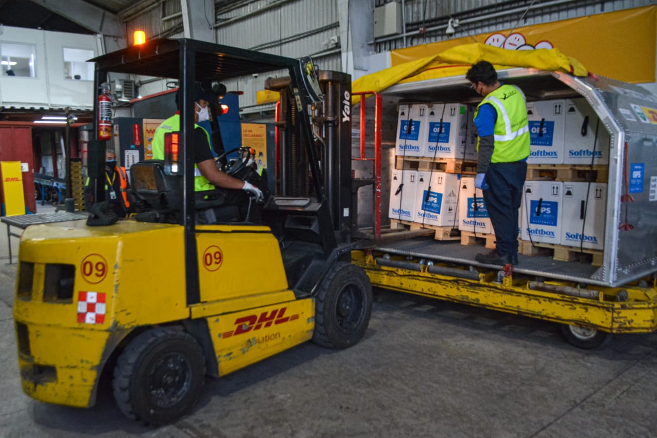 El lote de 169 mil 500 dosis de vacunas Pfizer arribó al Aeropuerto Internacional La Aurora este jueves 2 de septiembre, donde autoridades del Ministerio de Salud las recibieron. (Foto Prensa Libre: Ministerio de Salud).