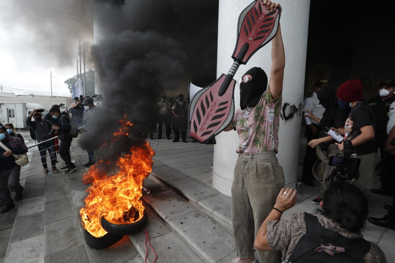 Un grupo de manifestantes prende fuego a unas llantas en la entrada principal del MP en la capital, a donde llegaron a protestar en contra de la fiscal general, Consuelo Porras, el 29 de julio pasado. (Foto Prensa Libre: Esbin García)