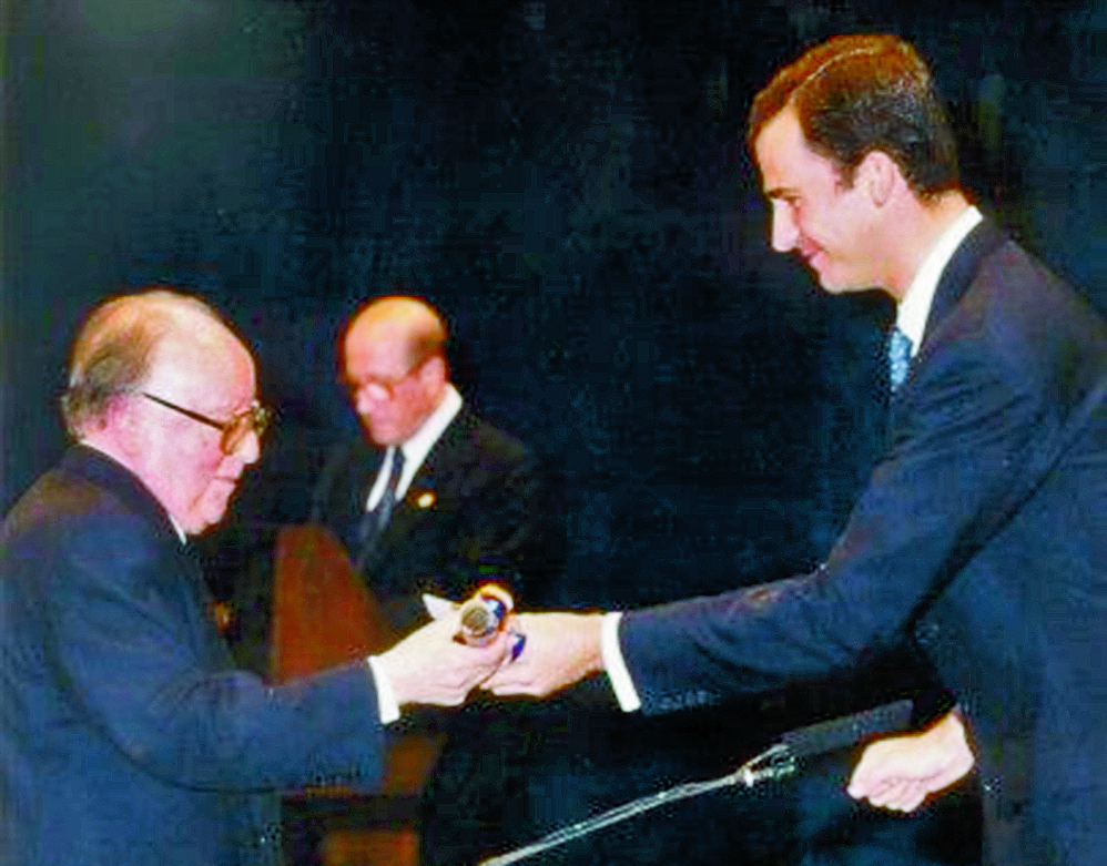 Momento en que el entonces príncipe Felipe de Borbón entrega el
diploma de Las Letras a Augusto Monterroso. Foto: Archivo Premios Príncipe de Asturias