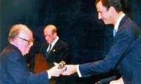 Momento en que el entonces príncipe Felipe de Borbón entrega el
diploma de Las Letras a Augusto Monterroso. Foto: Archivo Premios Príncipe de Asturias