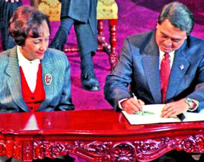 Gobierno y URNG firman la paz en 1996
