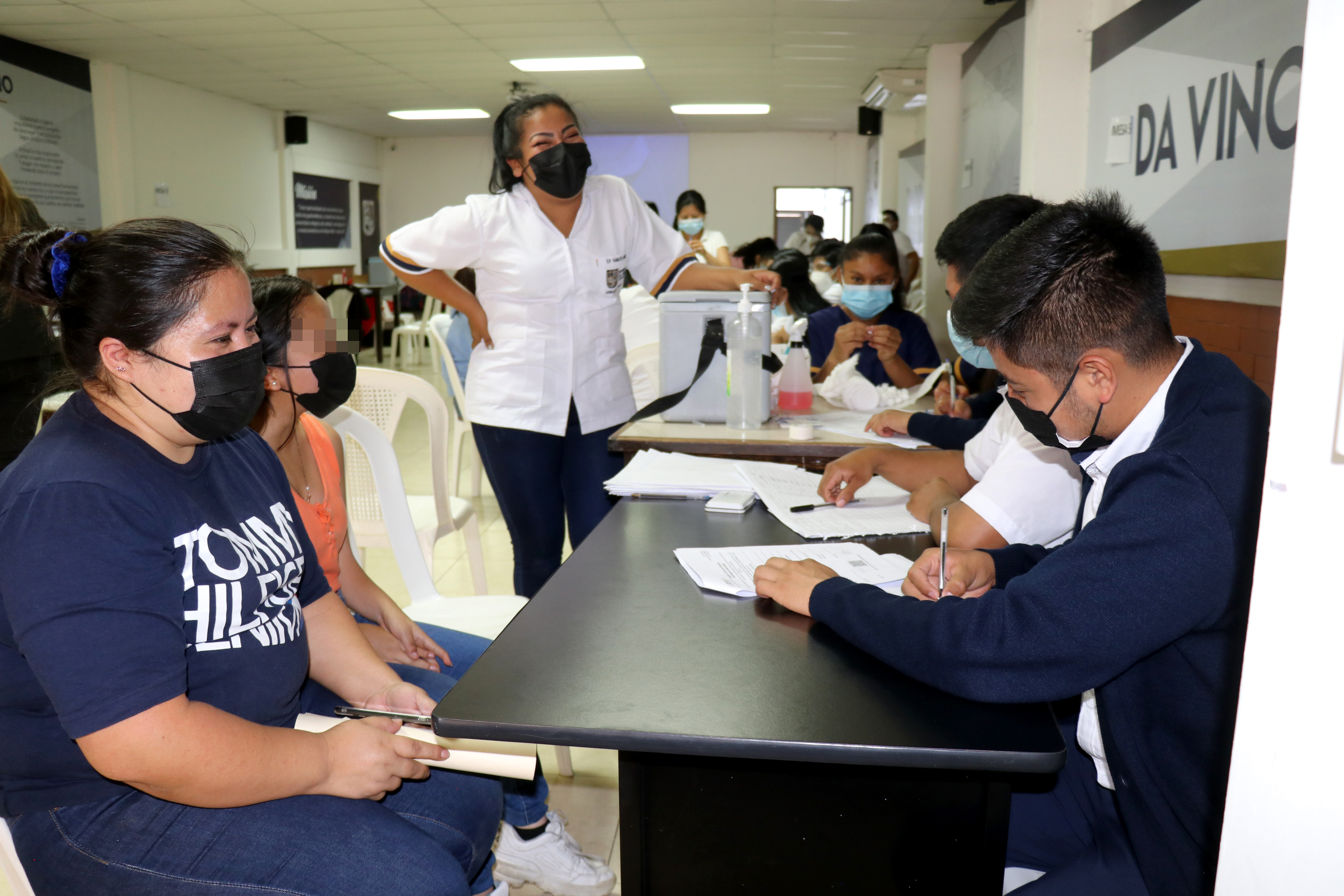 Menores de Huehuetenango acuden a los centros de vacunación en busca de su primera dosis del biológico de Pfizer. (Foto Prensa Libre: Foto Prensa Libre: Mike Castillo)
