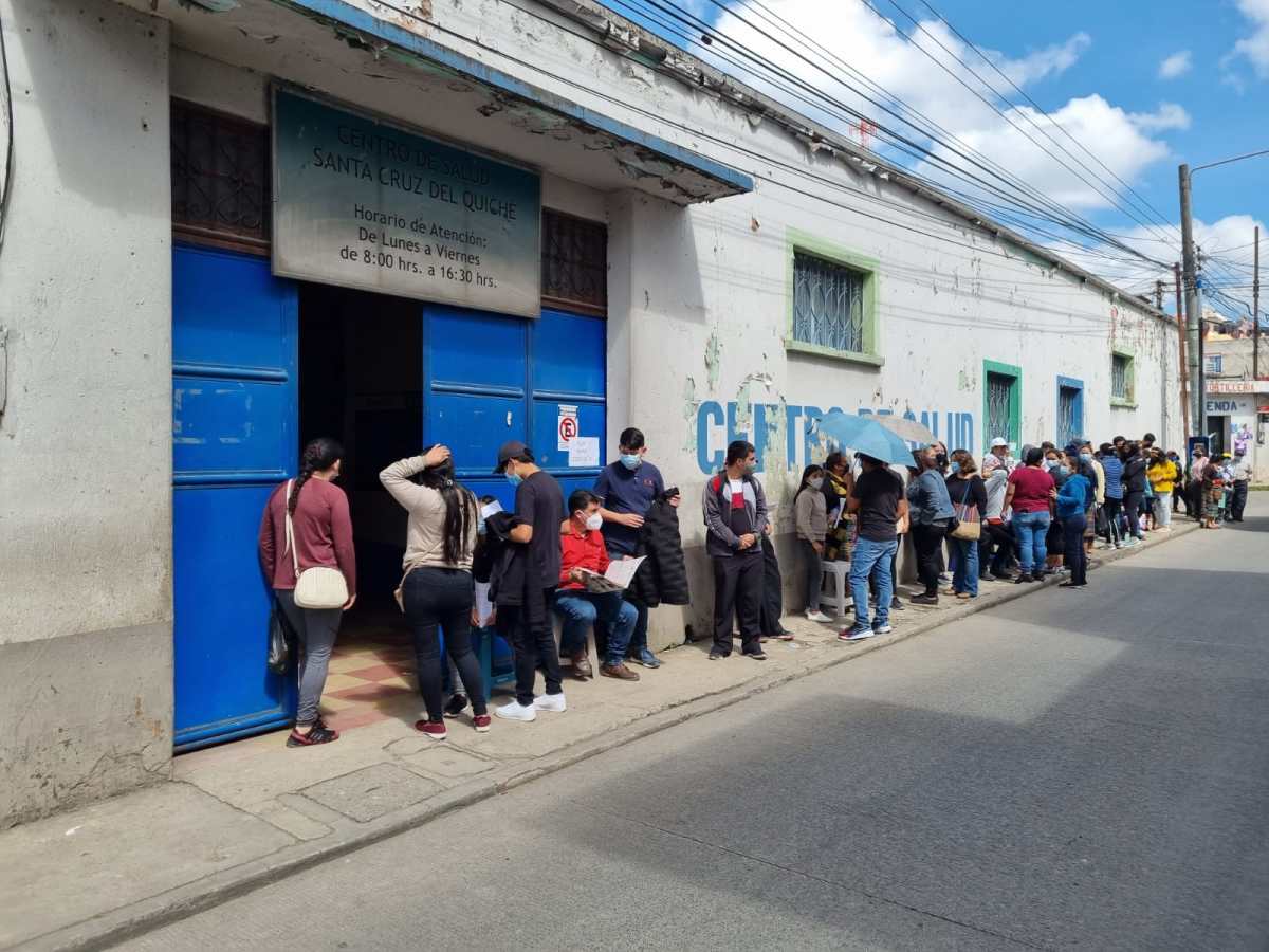 Menores y sus padres hacen largas filas en puesto de vacunación contra el covid-19 en Santa Cruz del Quiché