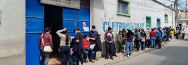 Niños esperan con sus padres para ser vacunados contra el covid-19 en Santa Cruz del Quiché.  (Foto Prensa Libre: Héctor Cordero)