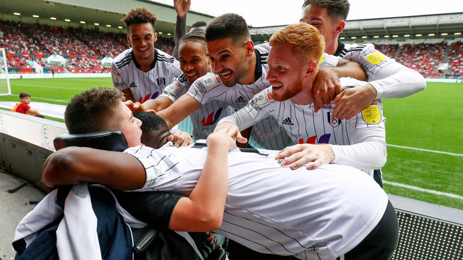 Los jugadores del Fulham inglés festejan el 0-1 ante el Bristol por la tercera ronda de la EFL Cup con Rhys Porter de 13 años, miembro honorario de su plantilla. (Foto Prensa Libre: Fulham FC)