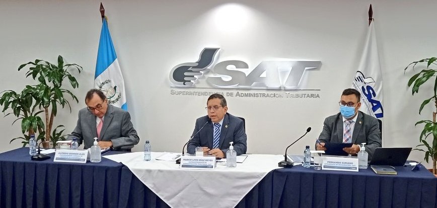 Alfredo Skinner-Klée, vicepresidente de la Cámara de Comercio de Guatemala, Marco Livio Díaz Reyes y Fernando Suriano Buezo, superintendente e intendente de Recaudación de la SAT en conferencia de prensa. (Foto Prensa Libre: Cortesía)