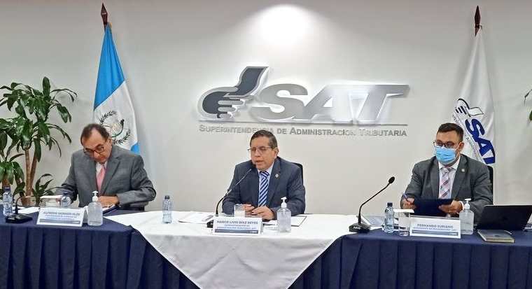 Alfredo Skinner-Klée, vicepresidente de la Cámara de Comercio de Guatemala, Marco Livio Díaz Reyes y Fernando Suriano Buezo, superintendente e intendente de Recaudación de la SAT en conferencia de prensa. (Foto Prensa Libre: Cortesía)