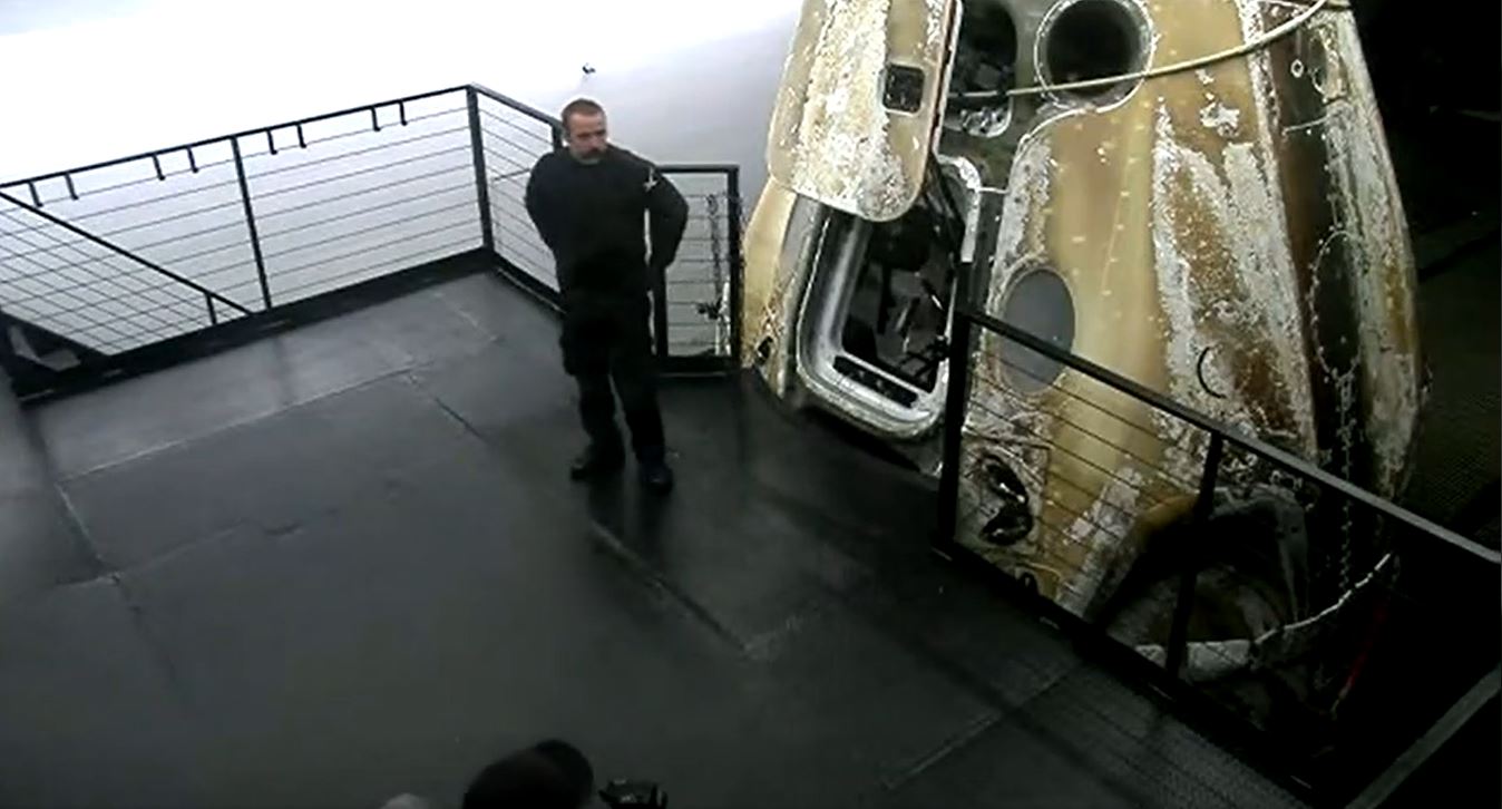 SpaceX trasmite desde su cuenta de Twitter el retorno a la Tierra de los tripulantes. (Foto Prensa Libre: caputra del video transmitido por SpaceX)