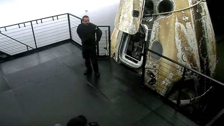 SpaceX trasmite desde su cuenta de Twitter el retorno a la Tierra de los tripulantes. (Foto Prensa Libre: caputra del video transmitido por SpaceX)