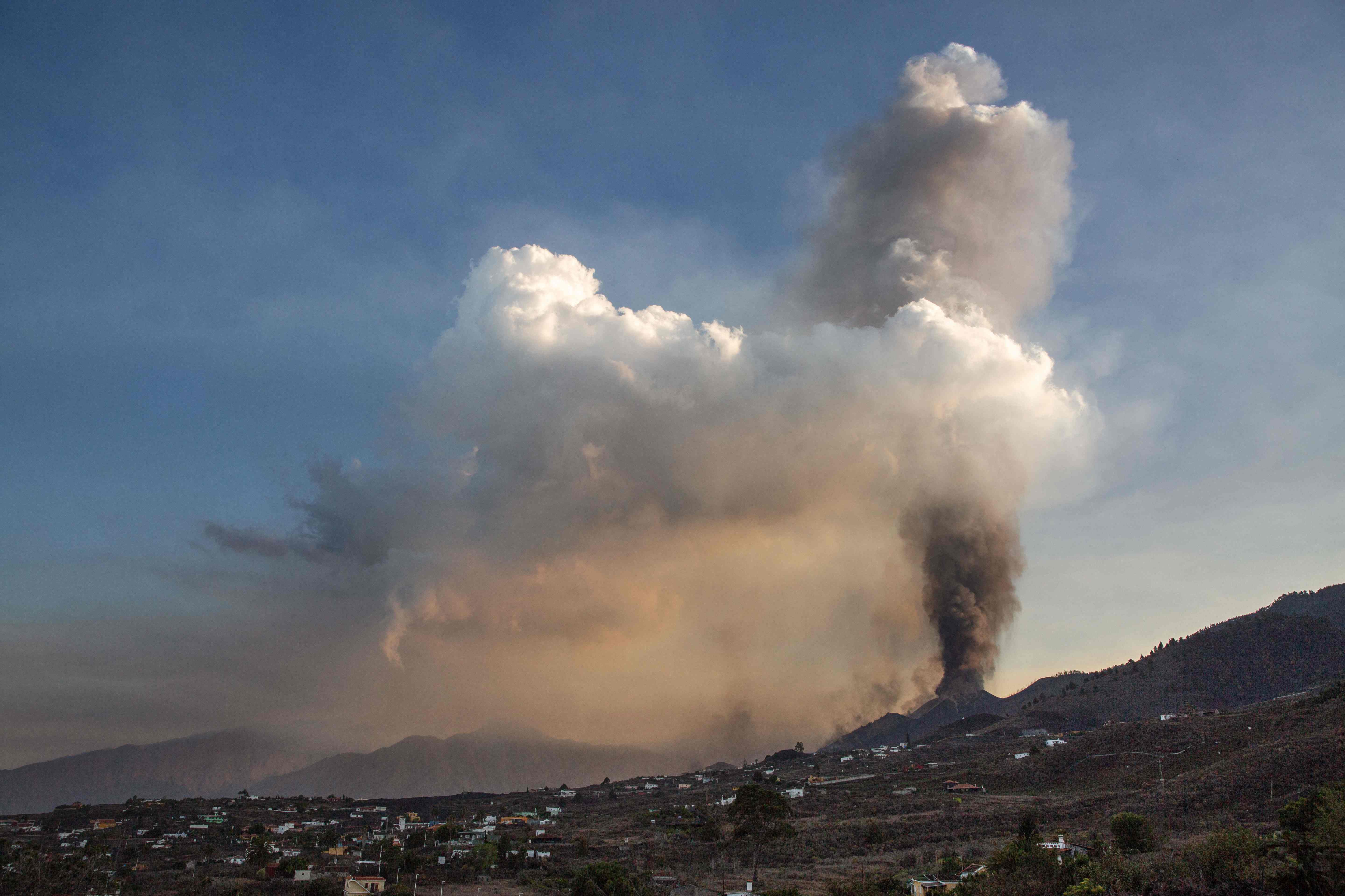 El aeropuerto de La Palma, afectado por la erupción del volcán Cumbre Vieja, está inoperativo debido a la acumulación de ceniza volcánica. (Foto Prensa Libre: AFP)