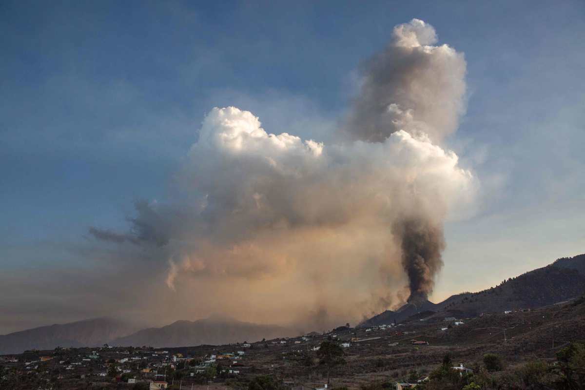 Paralizado el aeropuerto de La Palma en España por la ceniza del volcán Cumbre Vieja