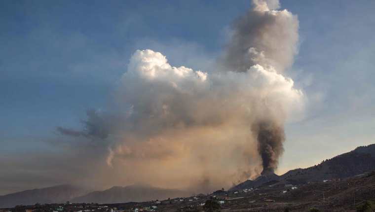 El aeropuerto de La Palma, afectado por la erupción del volcán Cumbre Vieja, está inoperativo debido a la acumulación de ceniza volcánica. (Foto Prensa Libre: AFP)