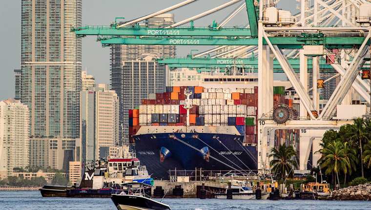 Un barco de contenedores en el puerto de Miami Beach, Florida, el 25 de agosto de 2021.  (Scott McIntyre/The New York Times)