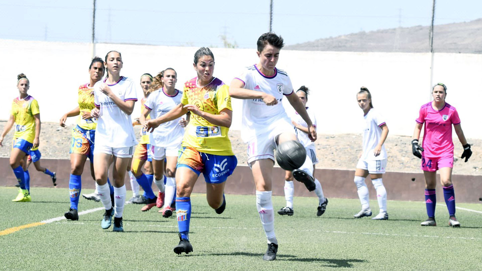 En el fondo la guardameta nacional Sabrina Botrán (24) observa en su arco como se pelea el balón entre compañeras y rivales. (Foto Prensa Libre: Ginelux Juan Grande Femenino Twitter) 