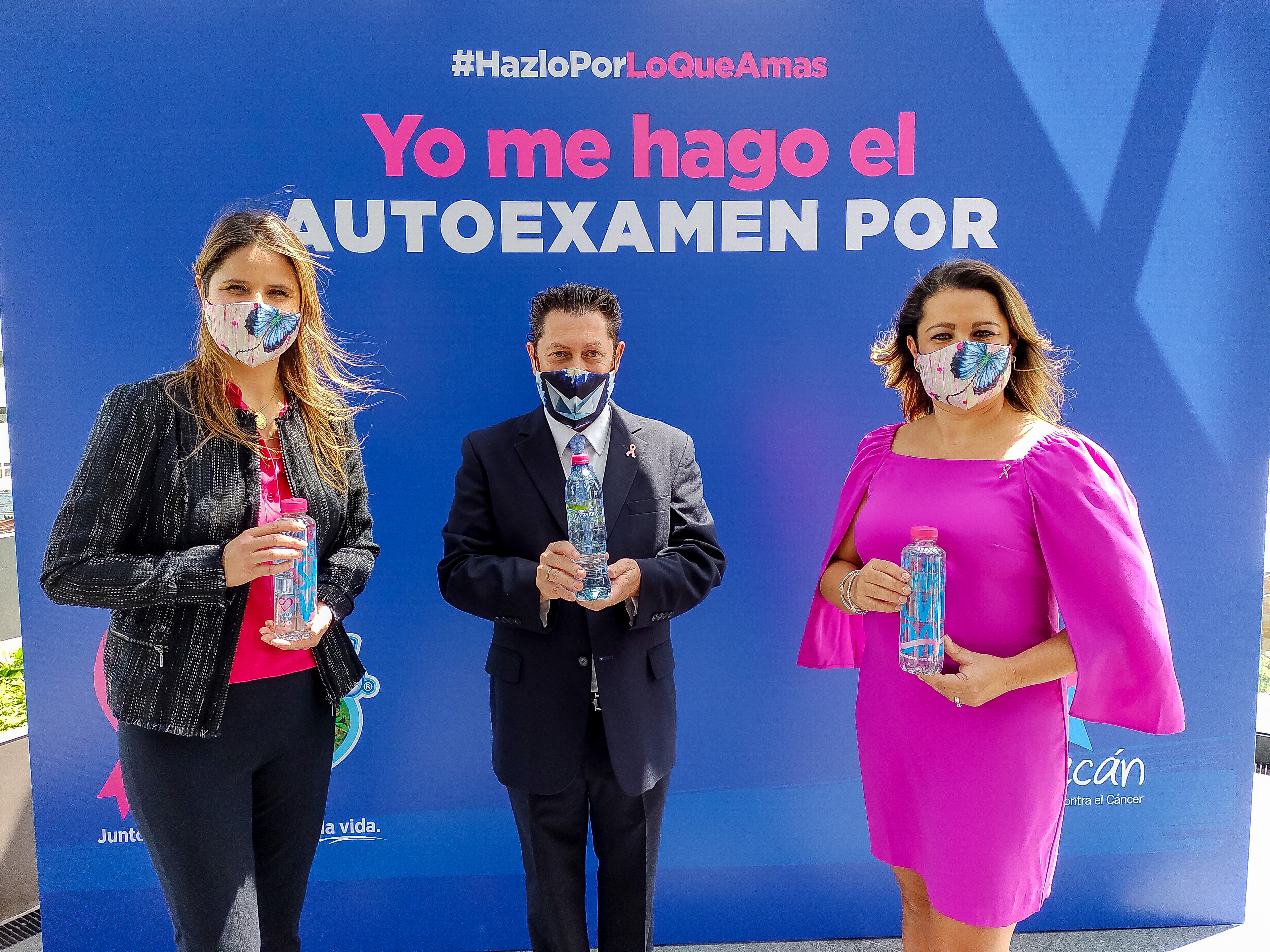 Directivos de Fundecán y Agua Pura Salvavidas presentaron la campaña de prevención de cáncer de mama. Foto Prensa Libre: Norvin Mendoza.