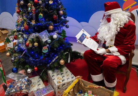 Los regalos de Navidad podrían resultar con atrasos en la producción por los cortes de electricidad en empresas productoras chinas. (Foto Prensa Libre: EFE)